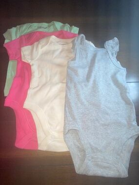 Baby Onesies 0-3 months lot of 4 pieces